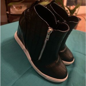 AMS BLACK SNEAKER WEDGE BOOTIE SIZE8.5